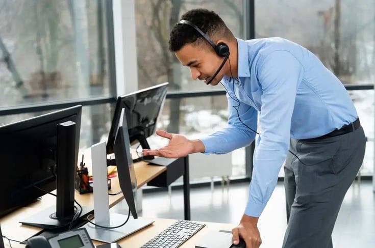 AI agent integrated with internal tools to analyze customer requests, deliver contextual responses, and support teams in decision-making.