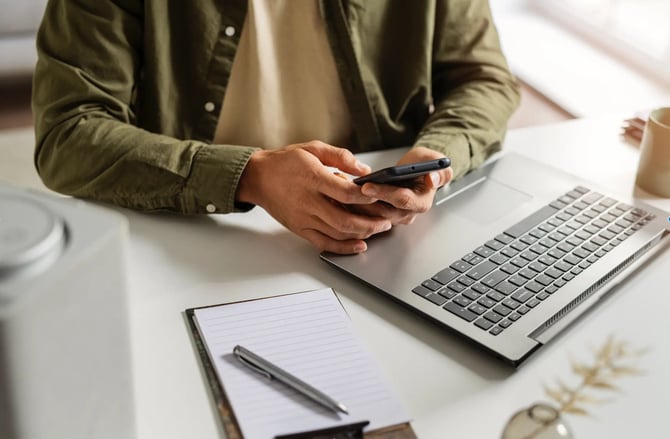 RCS-enabled customer journey: enriched messages, action buttons, company branding and seamless post-call navigation.