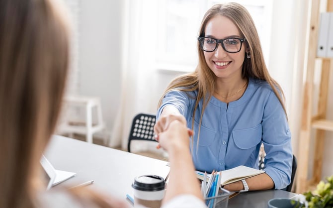 Chatbot IA générative offrant une expérience client personnalisée pour améliorer la fidélité.