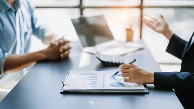 Le rôle du conseiller augmenté grâce à l’IA pour améliorer la productivité du service client