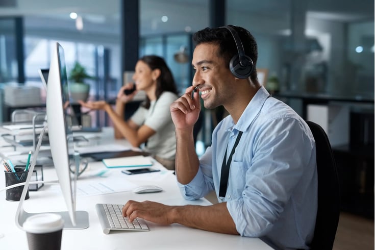 Agent ia analysant une réclamation et guidant un assuré vers une résolution personnalisée pour renforcer la satisfaction et la fidélisation