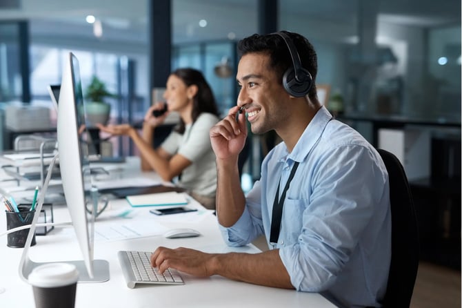 Agent ia analysant une réclamation et guidant un assuré vers une résolution personnalisée pour renforcer la satisfaction et la fidélisation