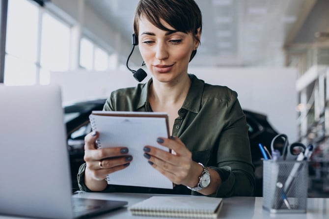L’IA réinvente le rôle du conseiller en relation client grâce à l’automatisation et la personnalisation.