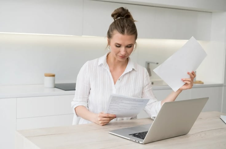 Agents IA, SVI visuel et mailbots utilisés pour traiter les demandes usagers dans les services publics, en automatisant les échanges selon le canal et le contexte.