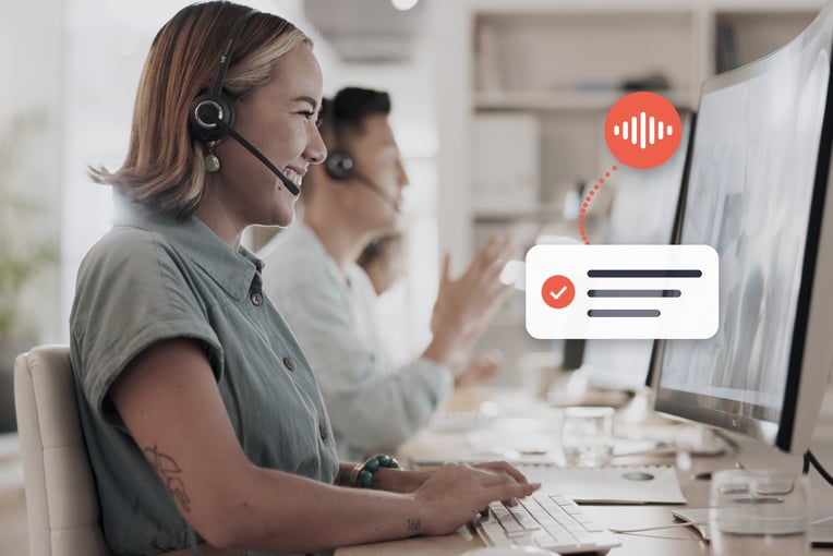 Conseillère de centre d'appels avec casque : le voicebot prend l'appel et lui transmet une demande déjà qualifiée
