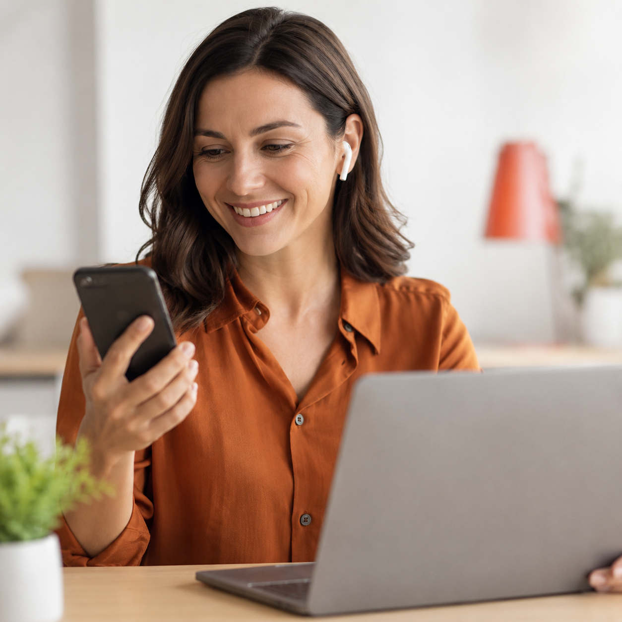 Cliente utilisant son smartphone et son ordinateur pour contacter une entreprise